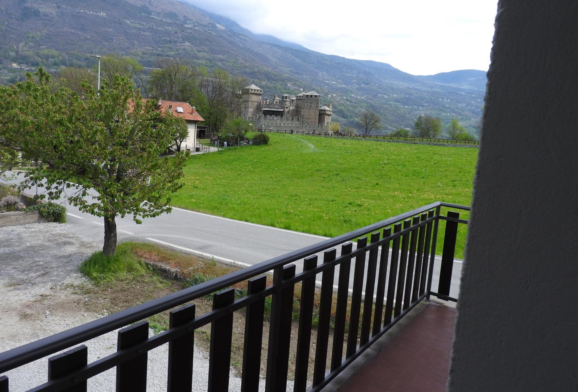 Vue Du Chateau Villa Fenis Exterior photo